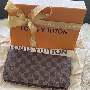 ‭🔥Authentic Louis Vuitton zippy wallet organizer‬